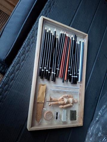 Tekenset met potloden en accessoires beschikbaar voor biedingen
