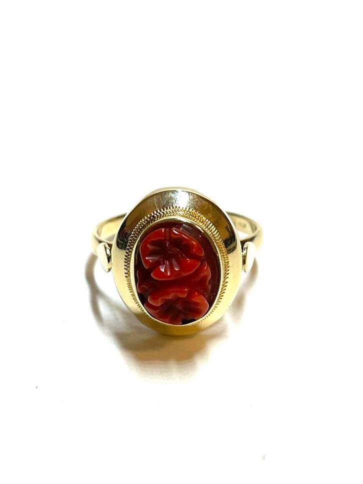 14k gouden ring met een gesneden bloedkoraal, Sieraden, Tassen en Uiterlijk, Ringen, Zo goed als nieuw, Dame, Kleiner dan 17, Goud