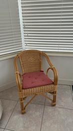 Rotan stoel met rood kussen, Huis en Inrichting, Bruin, Riet of Rotan, Ophalen of Verzenden, Zo goed als nieuw