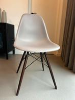 Vitra eames chair, Huis en Inrichting, Stoelen, Ophalen of Verzenden, Zo goed als nieuw, Bruin, Eén