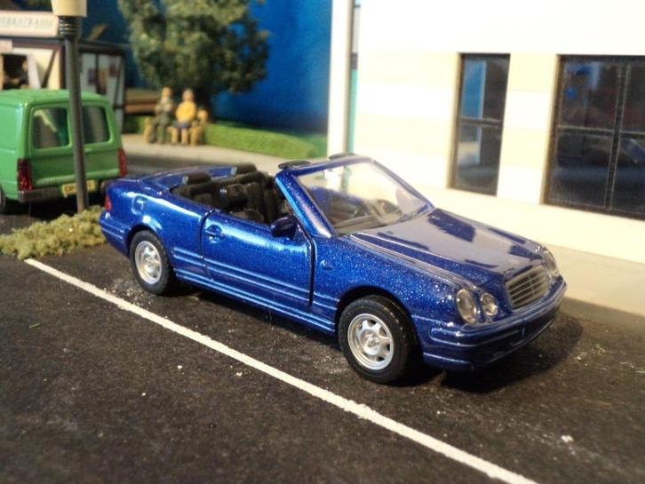 1/43 Mercedes Benz A208 CLK Klasse Cabrio Cararama blauwmet., Hobby en Vrije tijd, Modelauto's | 1:43, Nieuw, Ophalen of Verzenden