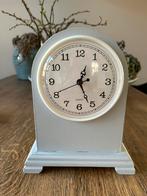 Houten klokje in brocante stijl. Lichtgrijs., Ophalen, Zo goed als nieuw