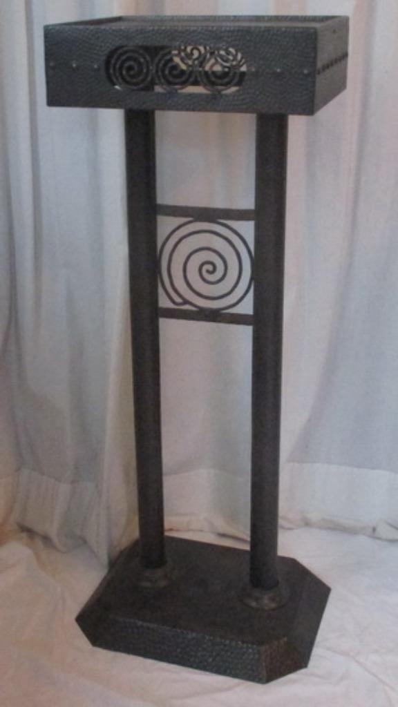 art deco gehamerde smeedijzeren piedstal bloemstaander, Antiek en Kunst, Curiosa en Brocante, Ophalen
