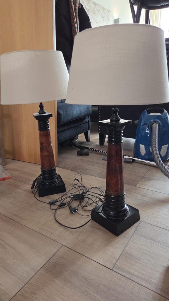 2 Grote Schemerlampen Houten Voet Beige Kap, Antiek en Kunst, Antiek | Lampen, Ophalen
