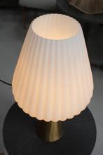 Mooie klassieke tafellamp metaal en wit geplooid glas, Huis en Inrichting, Ophalen of Verzenden, Zo goed als nieuw, Glas, 50 tot 75 cm