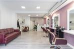 Twee kapper stoelen, make-up stoel, wasbak en drie spiegels., Diensten en Vakmensen, Kappers en Thuiskappers