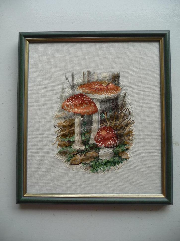 Borduurwerk "Paddenstoelen" in lijstje zonder glas., Huis en Inrichting, Woonaccessoires | Schilderijen, Tekeningen en Foto's