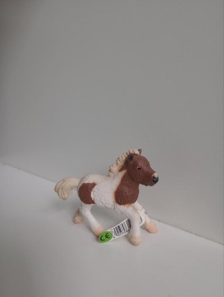 Schleich shetlander veulen 13608 met vaantje, Verzamelen, Dierenverzamelingen, Zo goed als nieuw, Beeldje of Figuurtje, Paard
