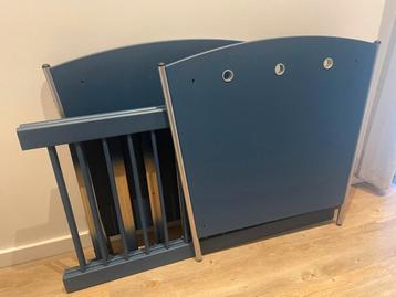 Super leuk blauw babybedje, plankje en aankleedtafel  beschikbaar voor biedingen