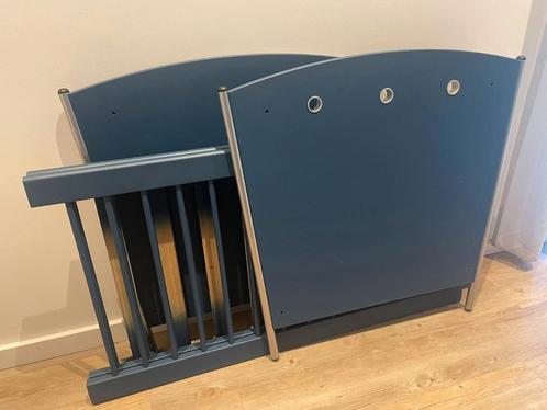 Super leuk blauw babybedje, plankje en aankleedtafel, Kinderen en Baby's, Kinderkamer | Bedden, Zo goed als nieuw, Minder dan 140 cm