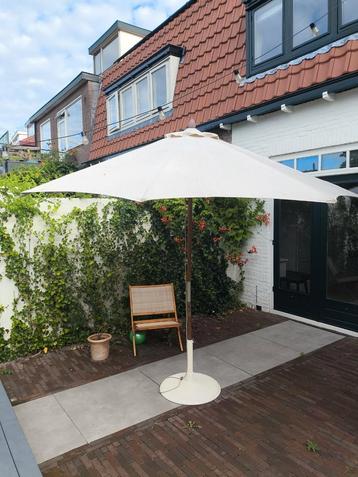 Parasol crème Borek met parasolvoet beschikbaar voor biedingen
