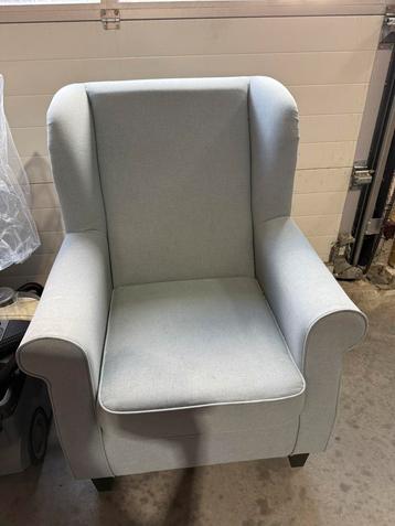 Grijze oorfauteuil beschikbaar voor biedingen