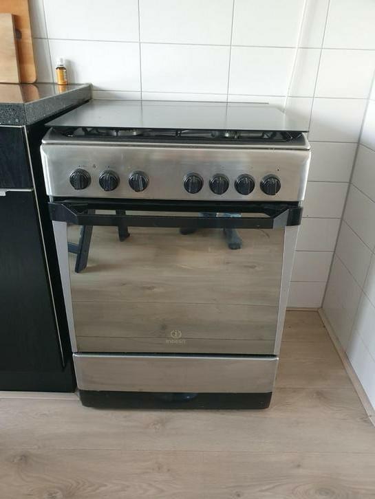 Indesit Vrijstaand Gasfornuis - 4 pitten, Witgoed en Apparatuur, Fornuizen, Gebruikt, Vrijstaand, Gas, 4 kookzones, 85 tot 90 cm