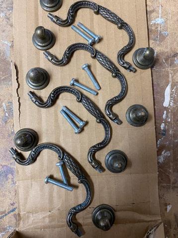4 antieke kastgrepen beschikbaar voor biedingen