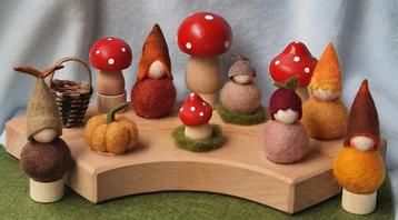 Herfst steker past in Grimms, pompoen paddestoel kabouter  beschikbaar voor biedingen