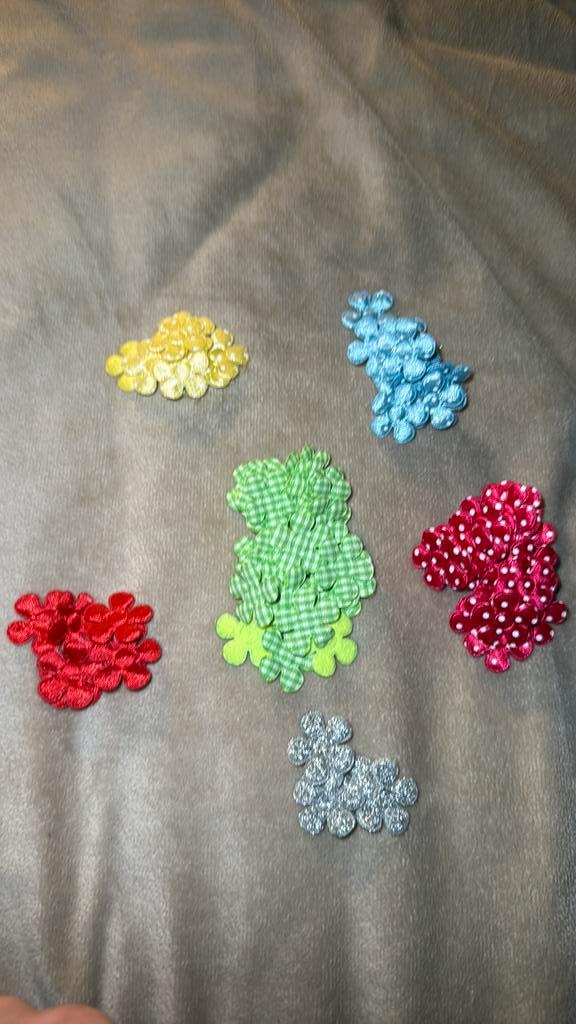 Ca 100 kleine bloem applicaties in diverse kleuren, Hobby en Vrije tijd, Naaien en Fournituren, Nieuw, Applicatie, Ophalen of Verzenden