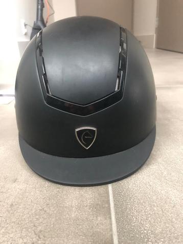 Paardrijcaps beschikbaar voor biedingen