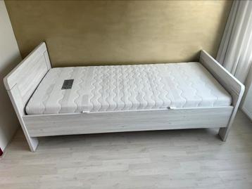 Een-persoons bed 90x200 incl lattenbodem en zeer goed matras beschikbaar voor biedingen