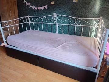 2 grote zwarte lades (op wielen) voor onder bed (bijvrbeeld) beschikbaar voor biedingen