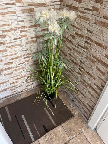Kunstplant met bloemen. 120 cm hoog beschikbaar voor biedingen