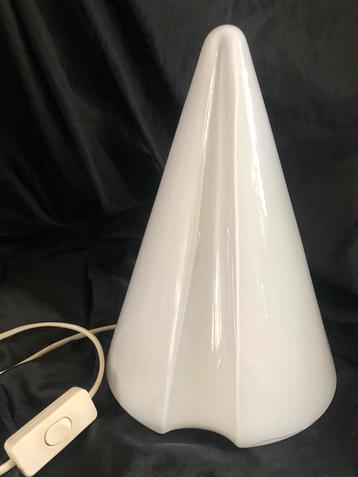 Vintage kegel Piramide  tafel lamp beschikbaar voor biedingen
