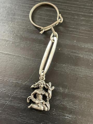 sleutelhanger met meisje beschikbaar voor biedingen