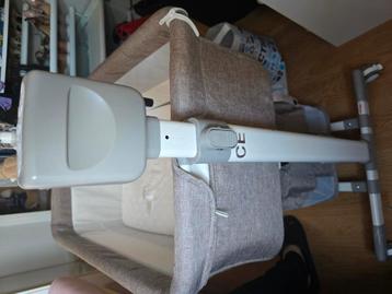 Babybed met schomelfunctie beschikbaar voor biedingen