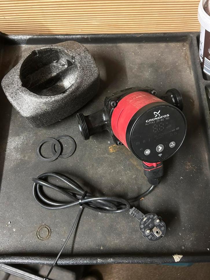 Grundfos circulatiepomp, Doe-het-zelf en Verbouw, Verwarming en Radiatoren, Gebruikt, Overige typen, Minder dan 200 watt, Minder dan 30 cm