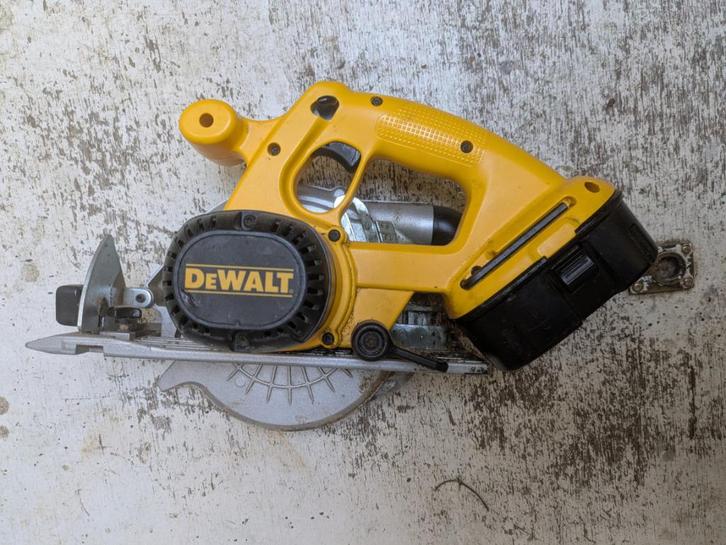 DeWalt DC390 cirkelzaag + DE9116 lader, Doe-het-zelf en Verbouw, Gereedschap | Zaagmachines, Gebruikt, Cirkelzaag, 1200 watt of meer