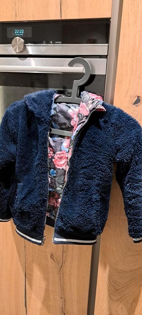 Winterjas maat 134 - Bloemen & Donkerblauw, Kinderen en Baby's, Kinderkleding | Maat 134, Zo goed als nieuw, Meisje, Jas, Ophalen of Verzenden