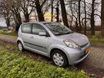 Daihatsu Sirion 1.3 2005 Grijs (Airco) 198.000km, Voorwielaandrijving, Stof, Zwart, 4 cilinders