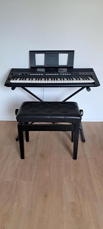 Keyboard Yamaha PSR E433  met standaard,  bankje en tas zgan beschikbaar voor biedingen