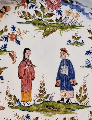 Groot Hollands keramiek polychrome bord met Chinees decor. beschikbaar voor biedingen