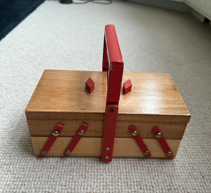 Klein naaidoosje met rood handvat en knopjes, Hobby en Vrije tijd, Naaien en Fournituren, Zo goed als nieuw, Overige typen, Ophalen of Verzenden