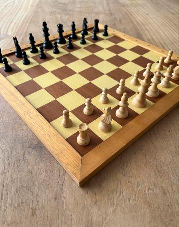 Schaakbord met schaakstenen set schaken chessboard vintage beschikbaar voor biedingen