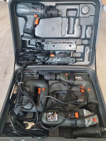 Gereedschapskoffer met diverse gereedschappen beschikbaar voor biedingen