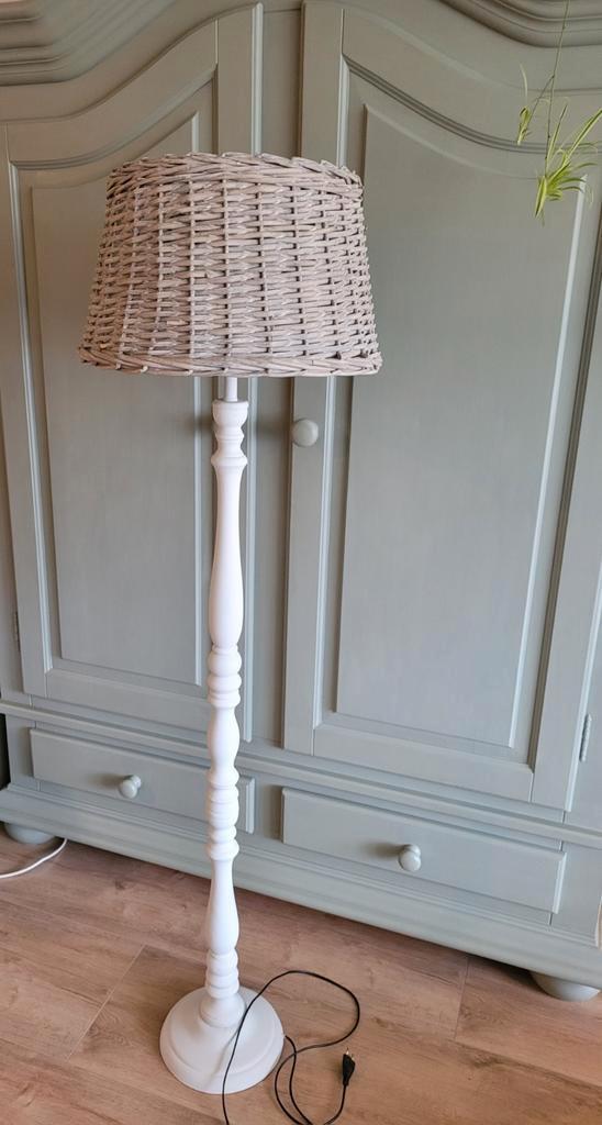 Brocante vloerlamp met rotan kap, Huis en Inrichting, Lampen | Vloerlampen, 100 tot 150 cm, Ophalen