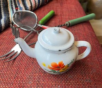 Oud Klein Emaille Theepotje met Bloemmotief beschikbaar voor biedingen