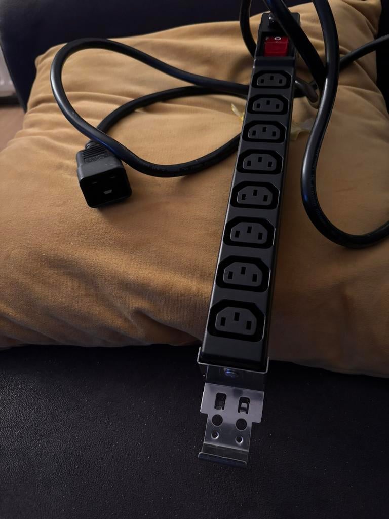 PDU 19 inch - 8-voudig C13 - Server/Audio Rack Stekkerdoos, Ophalen of Verzenden, Zo goed als nieuw