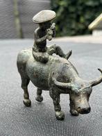 Antiek bronzen beeldje: Man op waterbuffel, Antiek en Kunst, Ophalen of Verzenden
