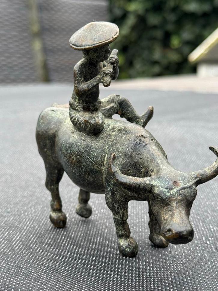 Antiek bronzen beeldje: Man op waterbuffel, Antiek en Kunst, Kunst | Beelden en Houtsnijwerken, Ophalen of Verzenden