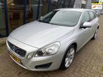 Volvo V60 2.0T Momentum NAVI / CAMERA / 18'' VELGEN, Auto's, Volvo, Voorwielaandrijving, Euro 5, Zwart, 4 cilinders
