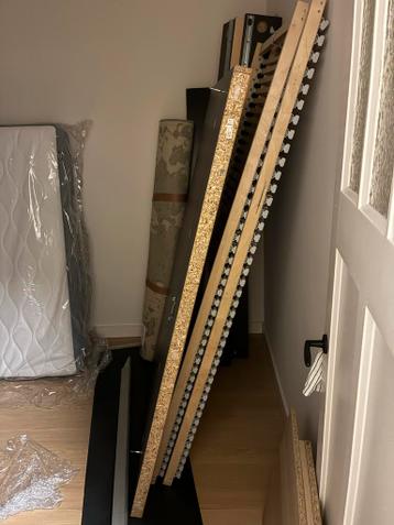 IKEA Malm 160x200 bed zwartbruin met lattenbodem - afbeelding 1