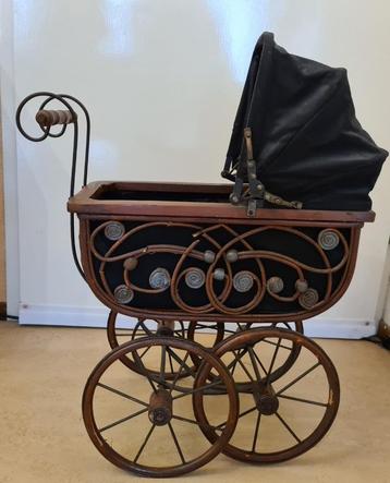 Antieke poppenwagen beschikbaar voor biedingen