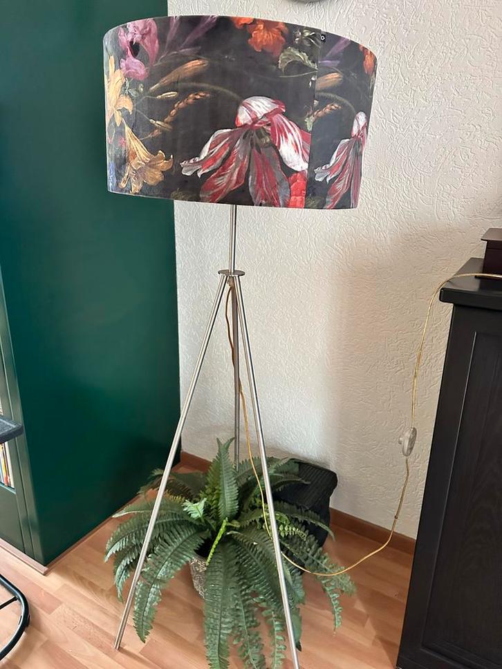 Stijlvolle Staande Schemerlamp met Bloemenprint, Huis en Inrichting, Lampen | Vloerlampen, Zo goed als nieuw, 150 tot 200 cm, Metaal