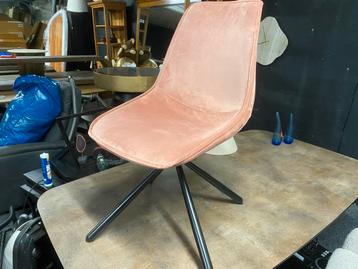 Roze Velvet Draaistoel beschikbaar voor biedingen