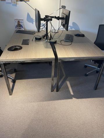 Twee grote houten tafels/bureaus met stalen poten