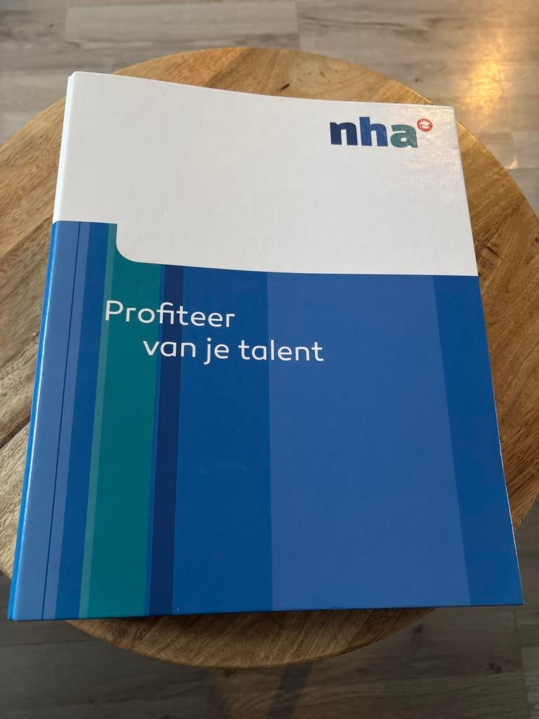 NHA Opleidingsboek Nagelstyliste, Boeken, Studieboeken en Cursussen, Zo goed als nieuw, MBO, Ophalen