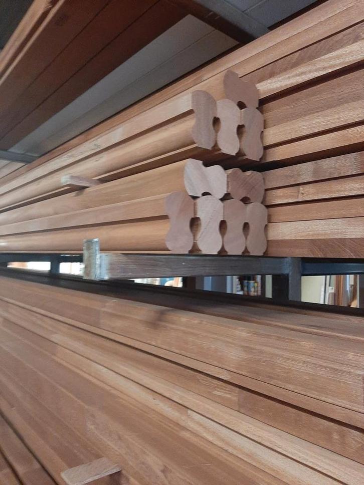 Mahonie trapleuning, sleutelgat profiel. Zie foto's!, Doe-het-zelf en Verbouw, Hout en Planken, Nieuw, Balk, Overige houtsoorten