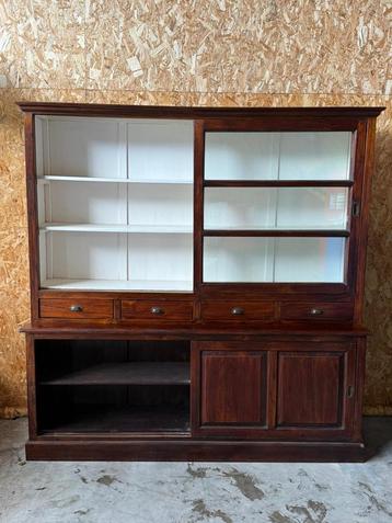 Grote buffetkast met schuifdeuren beschikbaar voor biedingen